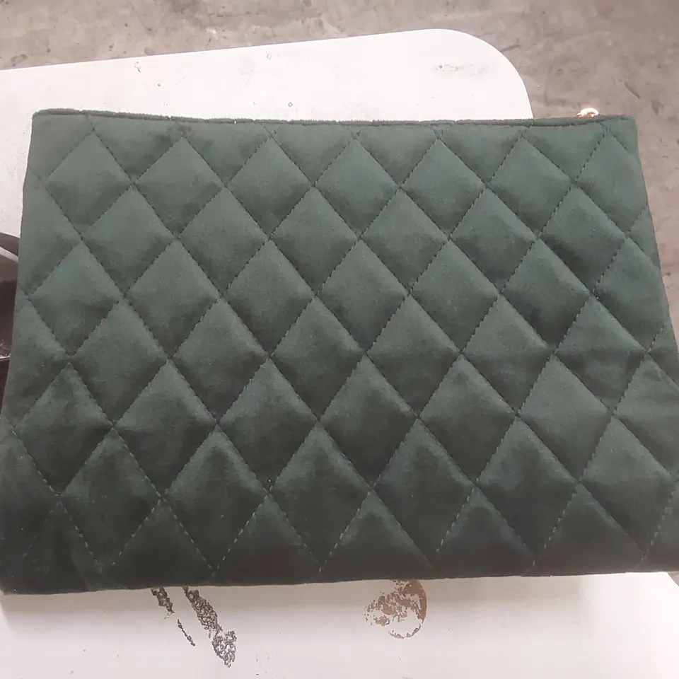 PALLET CONTAINING A VERY LARGE QUANTITY OF ASSORTED BEAUTY RELATED PRODUCTS INCLUDING: BIRCHBOX BEAUTY SETS, VELVET BAGS ECT
