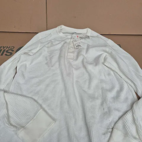 UNIQLO WAFFLE HENLEY NECK T-SHIRT – WHITE, M