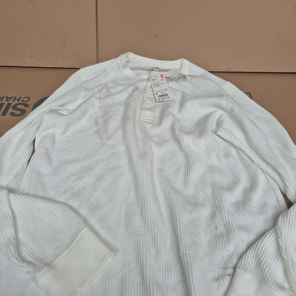 UNIQLO WAFFLE HENLEY NECK T-SHIRT – WHITE, M