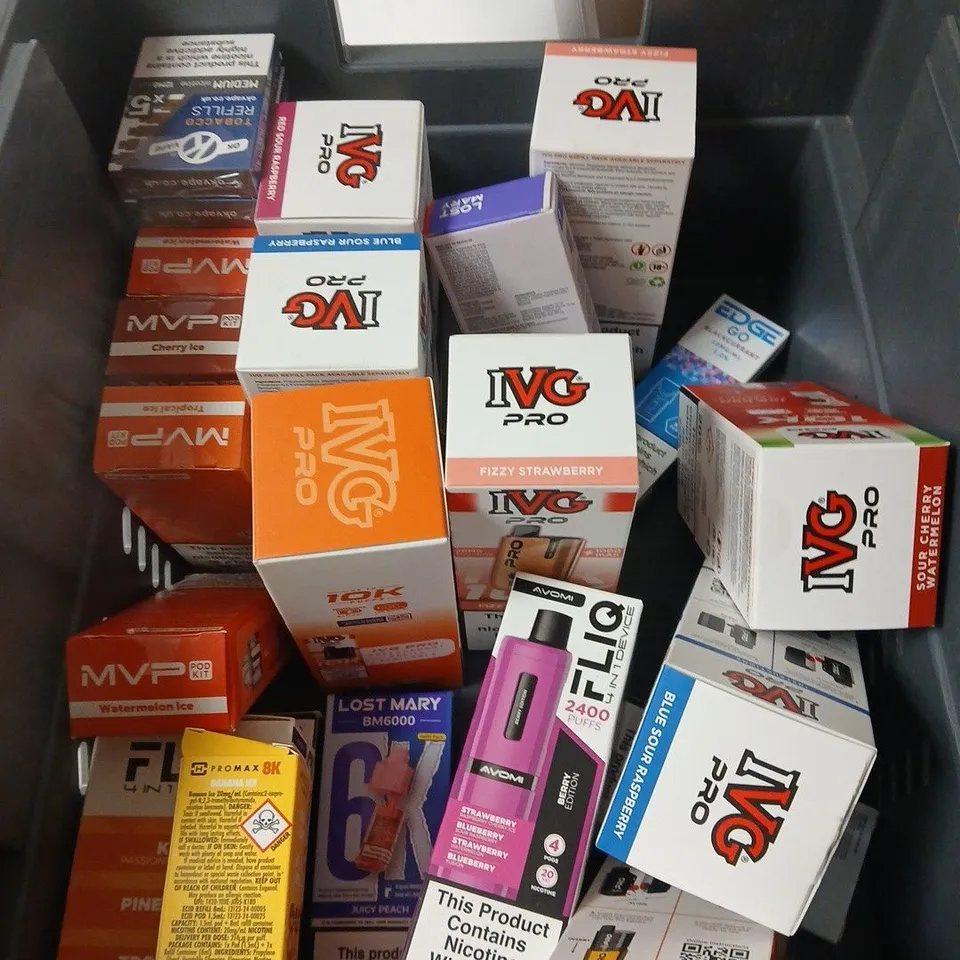 APPROXIMATELY 25 ASSORTED E-CIGARETTE & VAPING ITEMS IN VARIOUS BRANDS TO INCLUDE IVG, LOST MARY, MVP ETC 