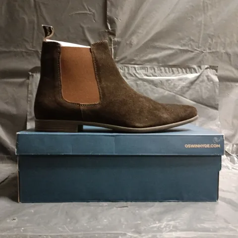 BOXED PAIR OF OSWIN HYDE CHELSEA BOOTS IN BROWN SUEDE SIZE EU 43