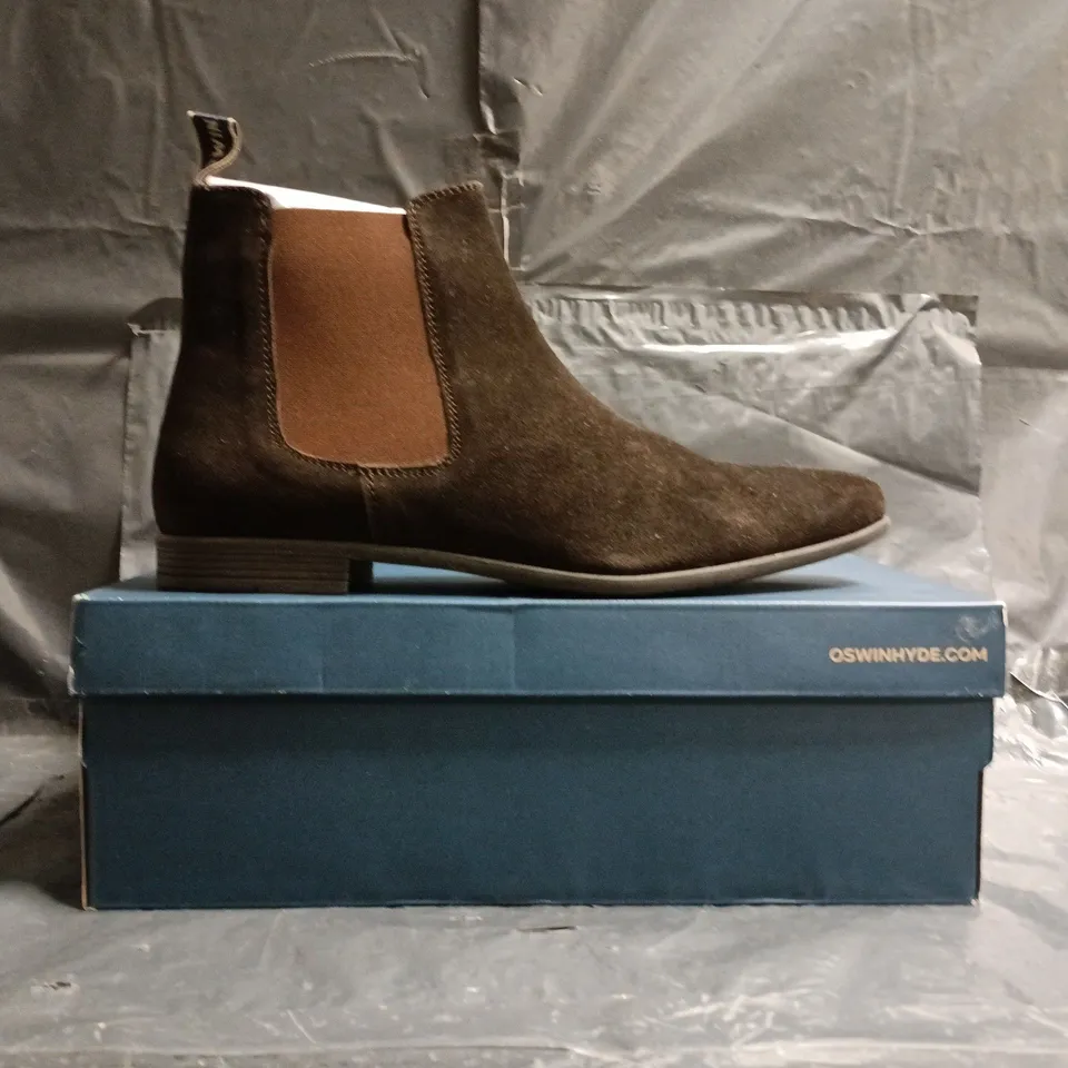 BOXED PAIR OF OSWIN HYDE CHELSEA BOOTS IN BROWN SUEDE SIZE EU 43