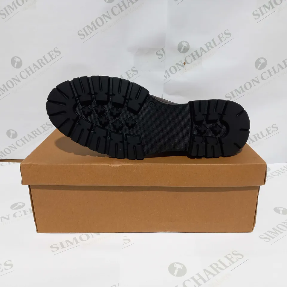 MAN CHELSEA BOOTS IN BROWN WITH BLACK SOUL - SIZE 8 