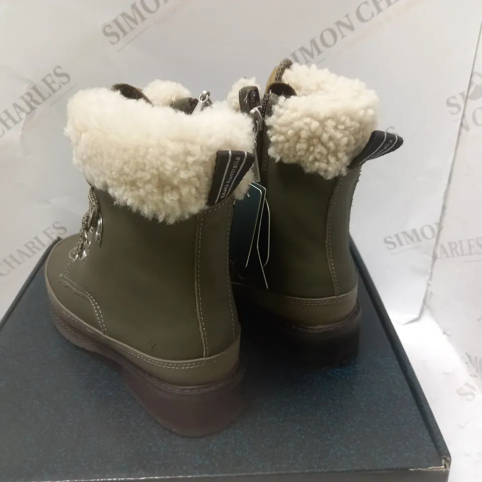 BOXED OKAB DARK OLIVE WATERPROOF BOOTS - SIZE 6