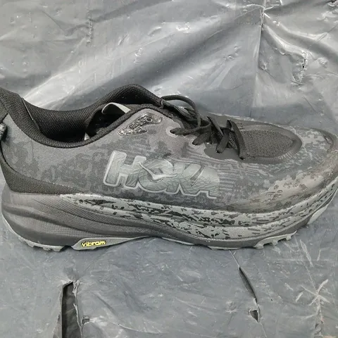 BOXED PAIR OF HOKA SPEED GOAT 6 TRAINERS - SIZE 11