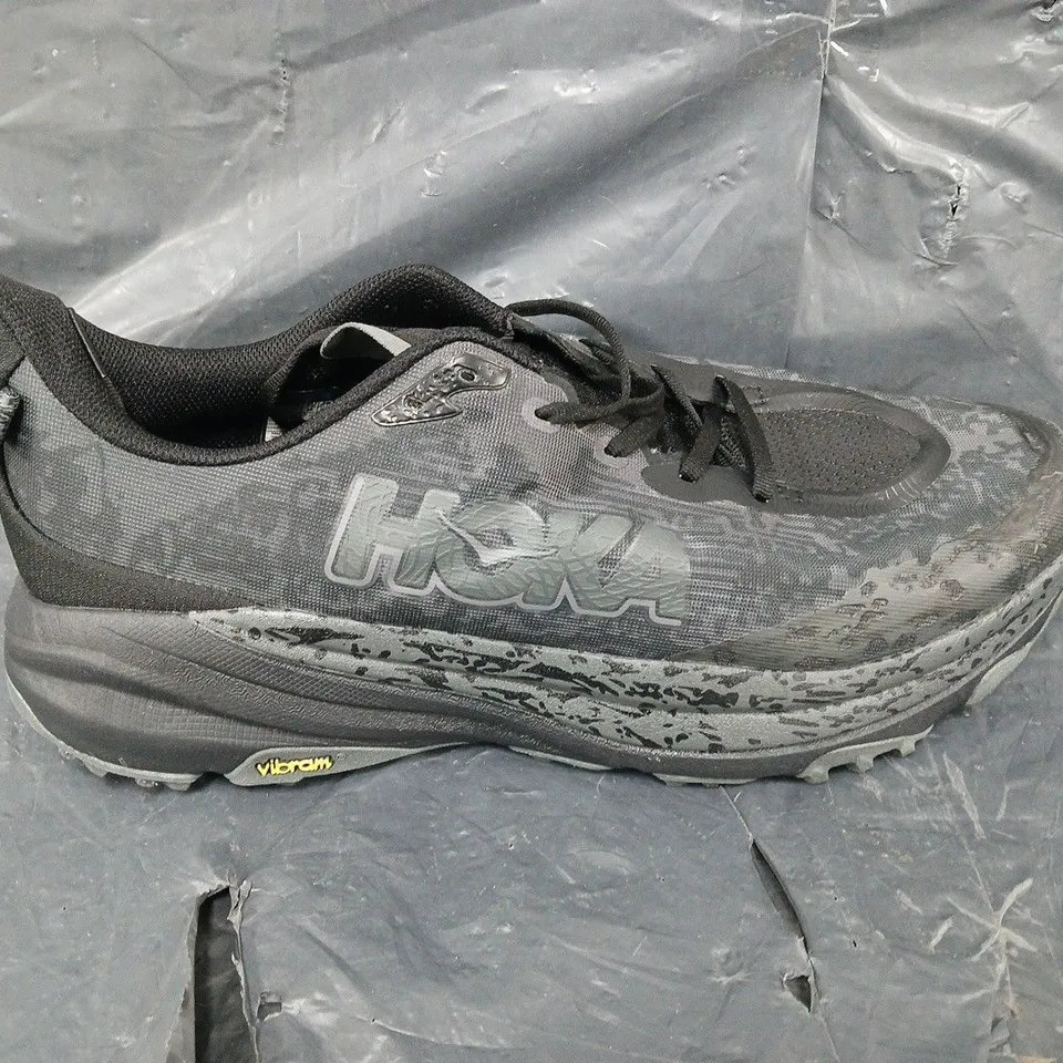 BOXED PAIR OF HOKA SPEED GOAT 6 TRAINERS - SIZE 11