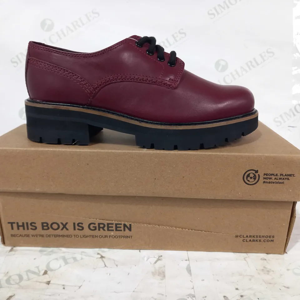 BOXED PAIR OF CLARKS ORIANNA DERBY LEAHER LACE UP SHOES IN CHESTNUT UK SIZE 5