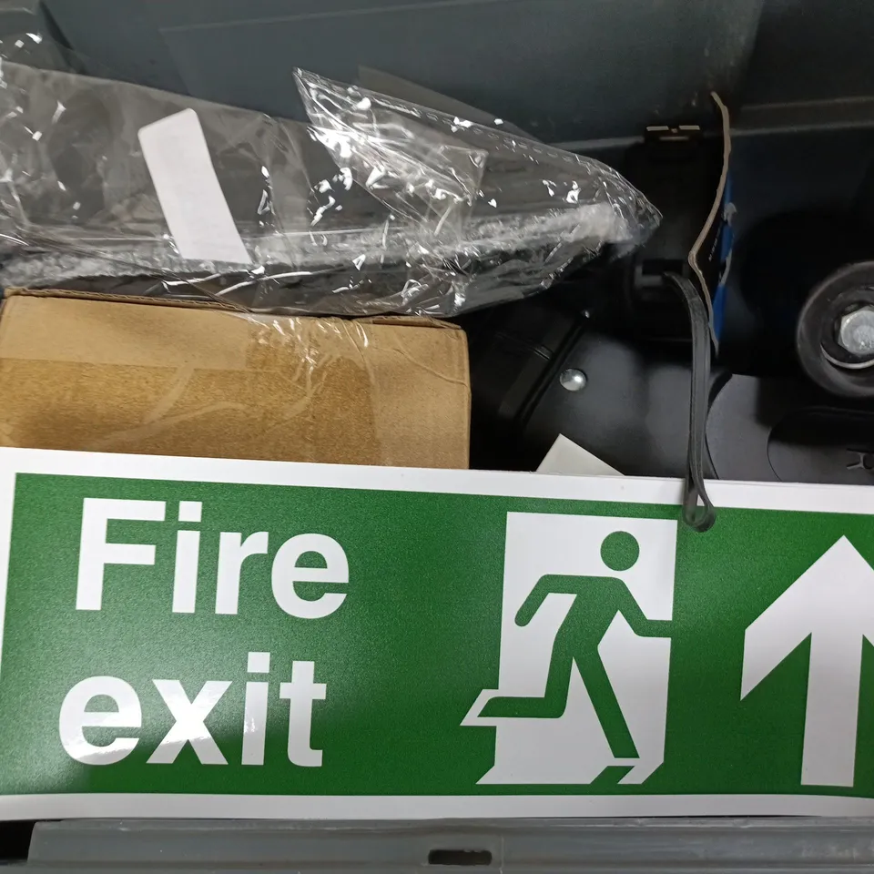 APPROXIMATELY 12 ASSORTED HOUSEHOLD ITEMS TO INCLUDE FIRE EXIT SIGN, SHOP CUPS, TAPE MEASURE, ETC