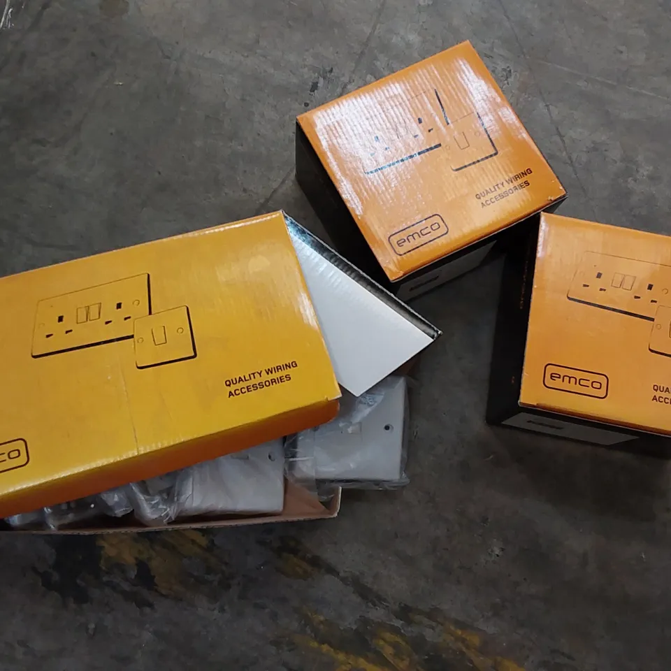 PALLET OF ASSORTED ELECTRICAL ITEMS/COMPONENTS TO INCLUDE: EC2875BT x 2356, EC2120IAS x 825, EC262410 x 1053, EC263113 x 700