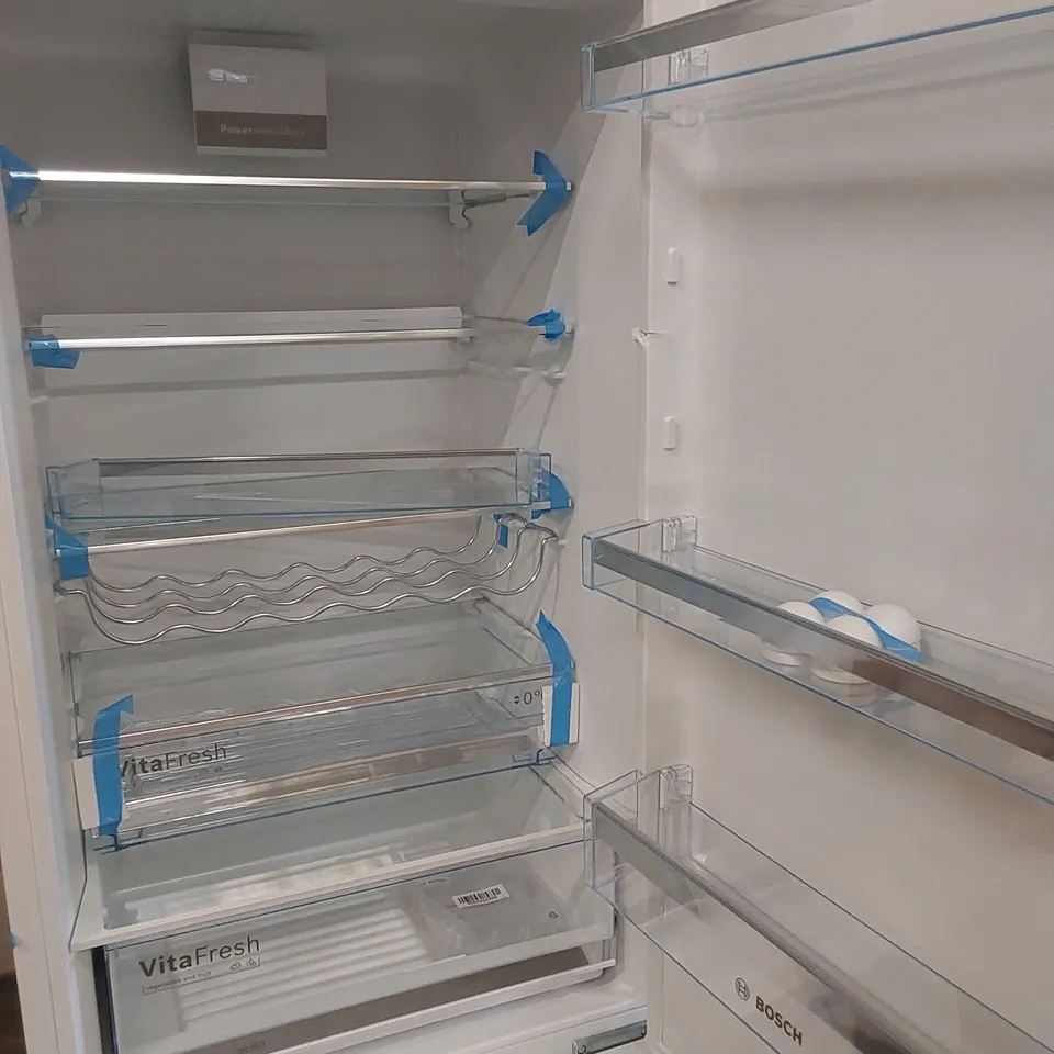 BOSCH SERIES 6 FREESTANDING 70/30 FRIDGE FREEZER IN WHITE, MODEL: KGE49AWCAG