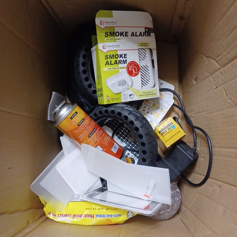BOX OF APPROXIMATELY 20 ASSORTED ITEMS INCLUDING KAKU MOBILE PHONE LIVE DESKTOP STAND HOLDER, EON TV POWERDOWN, XOMO MIMI