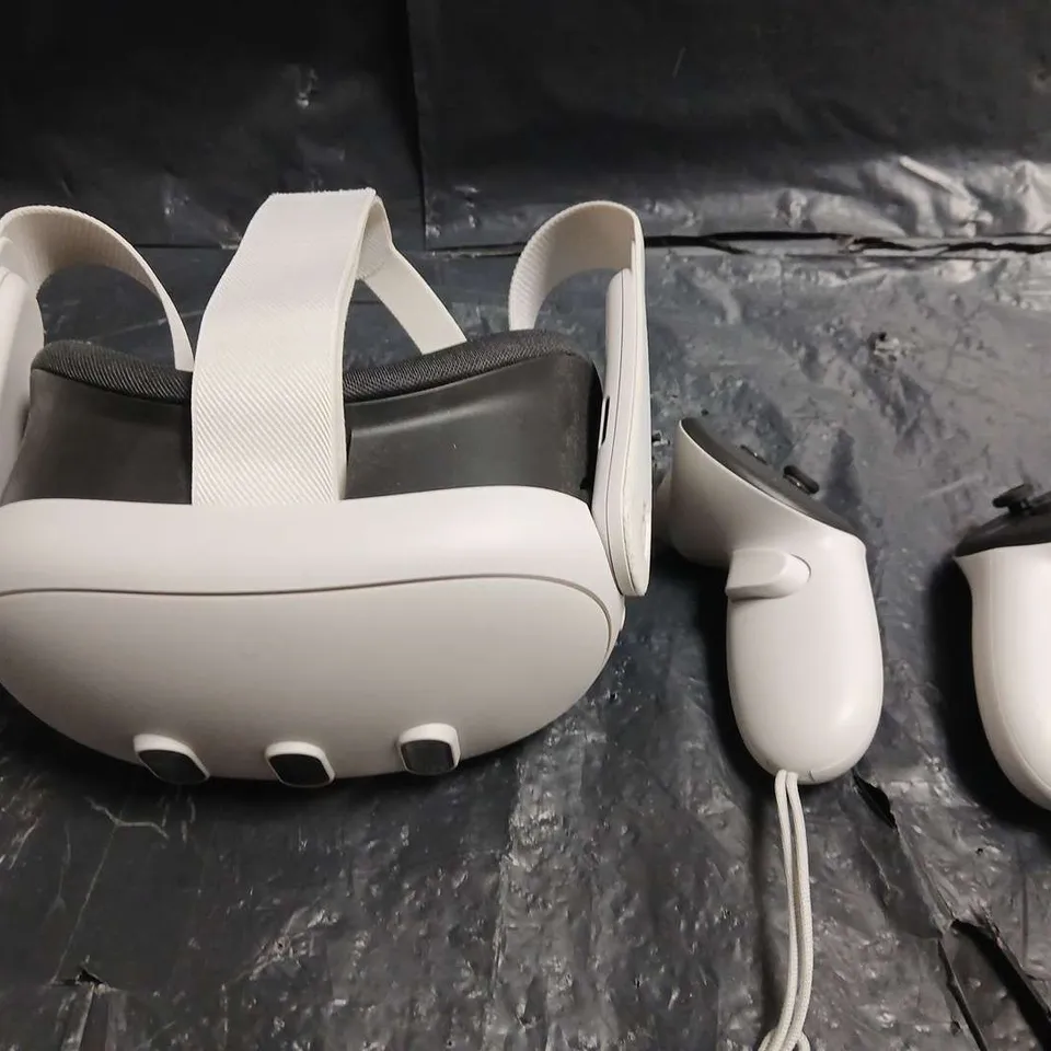 META QUEST 3 VR HEADSET WITH CONTROLLERS – 128 GB