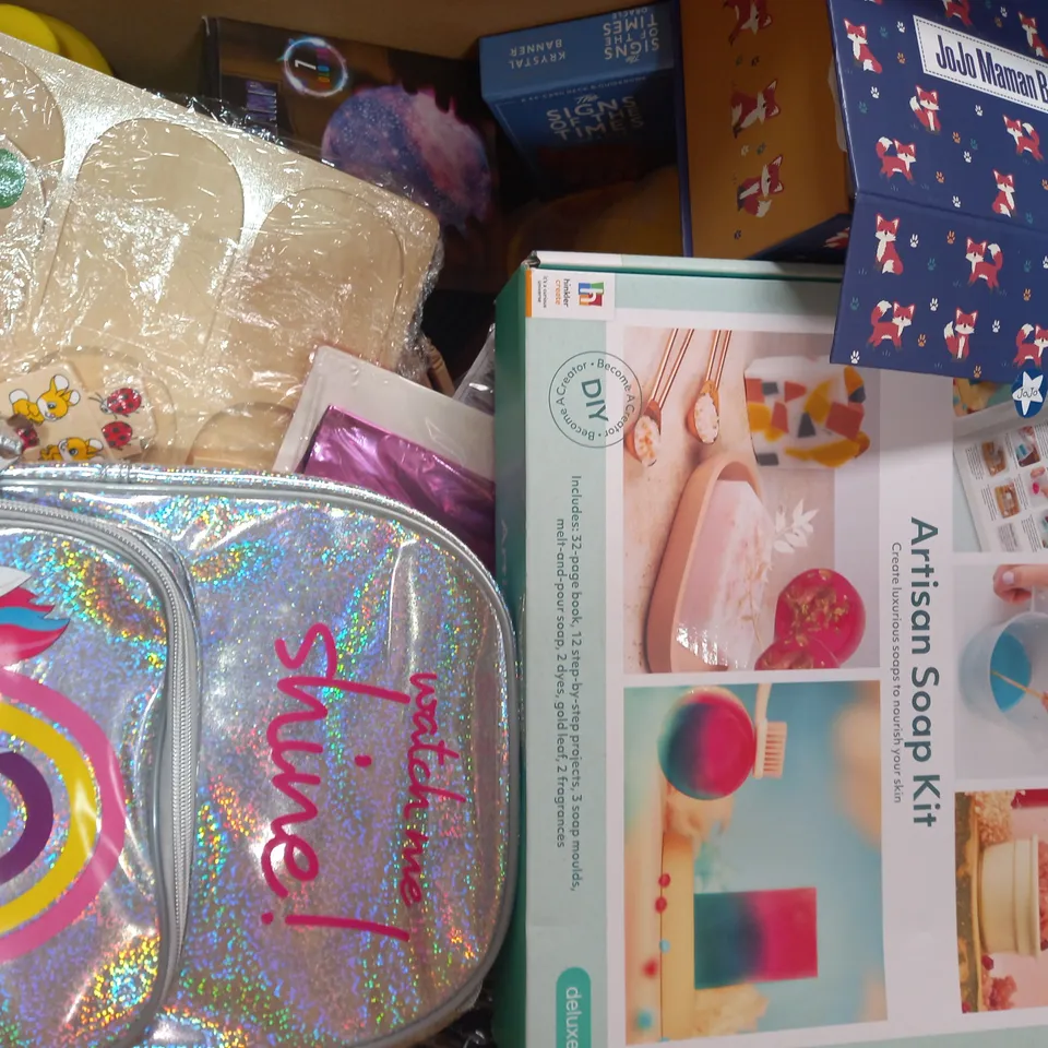 BOX OF APPROXIMATELY 20 ASSORTED TOYS AND GAMES TO INCLUDE SILLY SCENTS DOUGH DINO ADVENTURE, SPIRAL TOY, MINI GAME PAD, ETC
