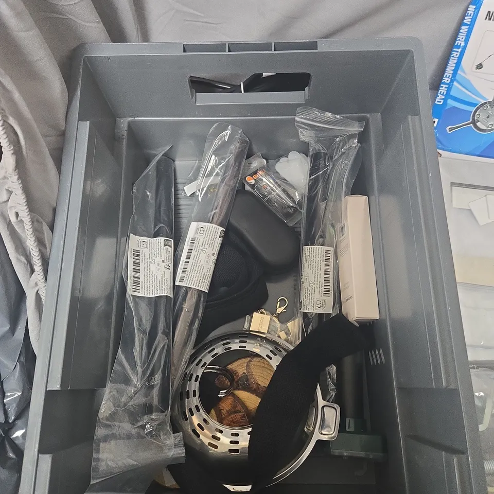 APPROXIMATELY 25 ASSORTED MUSIC POSTERS AND NOVELTY SIGNS LOT – JOLENE/DOLLY PRINT, DEF LEPPARD POSTER