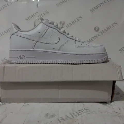 BOXED PAIR OF NIKE AIR FORCE 1 '07 SHOES IN WHITE UK SIZE 7.5
