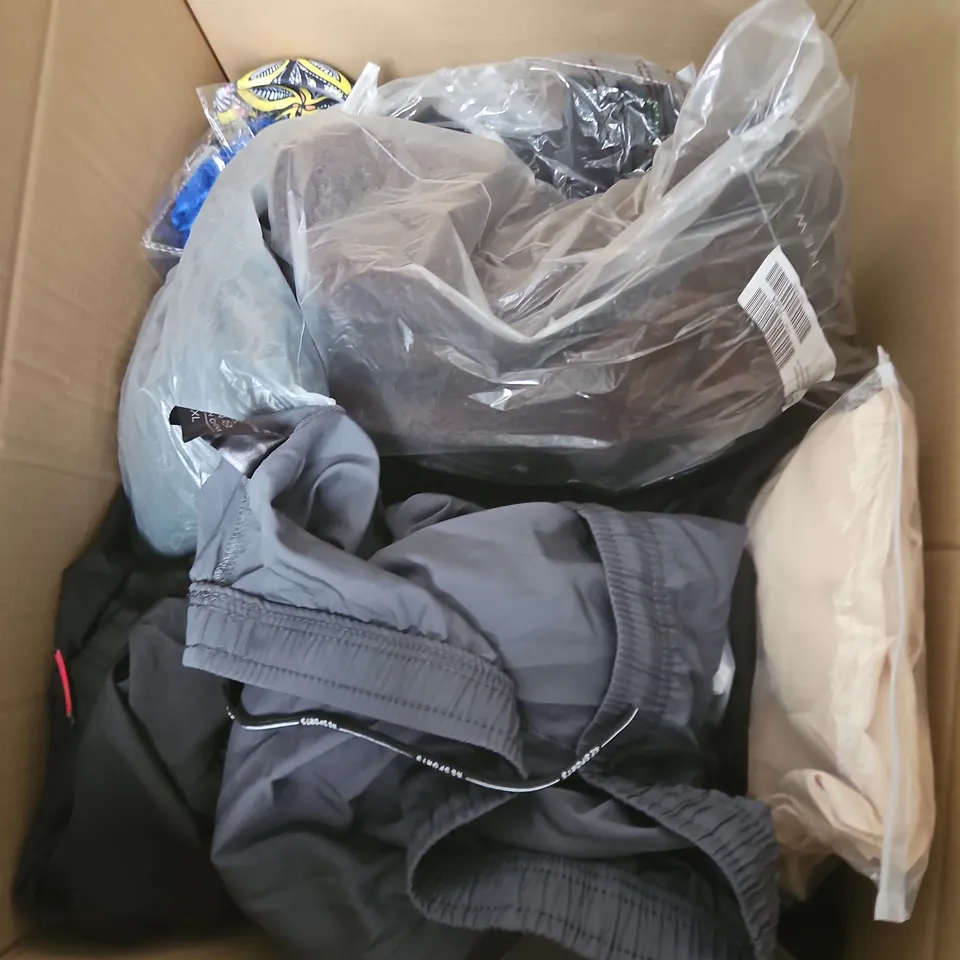 BOX OF APPROXIMATELY 20 ASSORTED CLOTHING ITEMS TO INCLUDE JUMPER, TOPS, TROUSERS, ETC