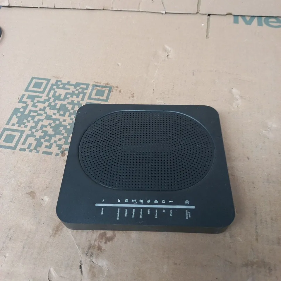 BOX OF APPROXIMATELY 16 ASSORTED ITEMS TO INCLUDE: TECHNICOLOR ROUTER