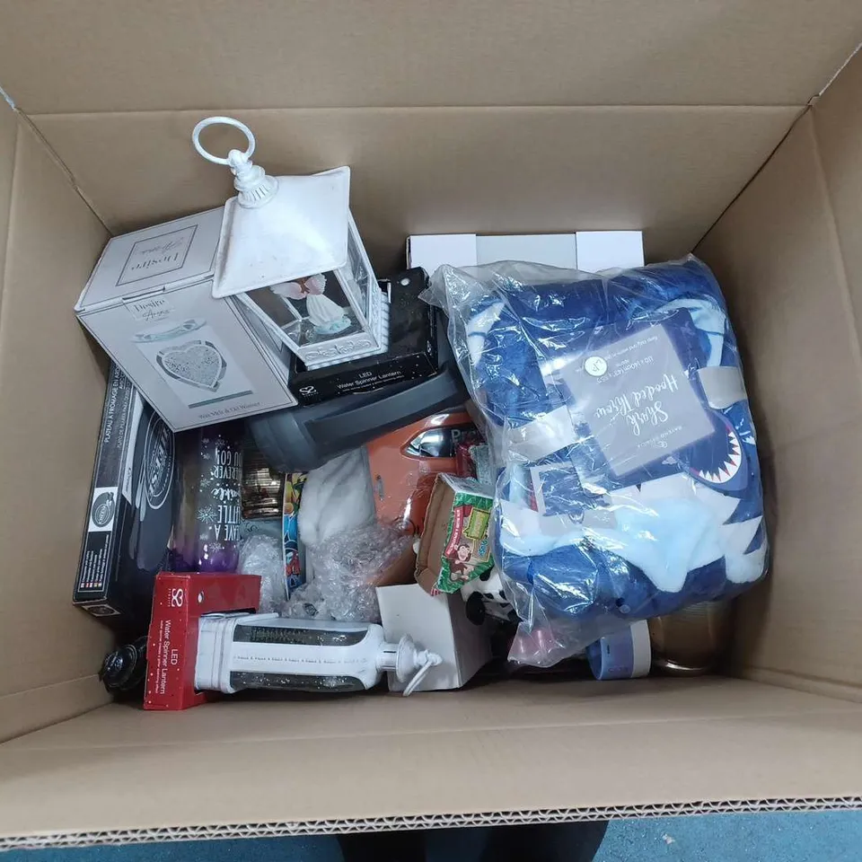 APPROXIMATELY 15 HOUSEHOLD ITEMS TO INCLUDE CUSHION, FESTIVE DECORATIONS AND KITCHENWARE