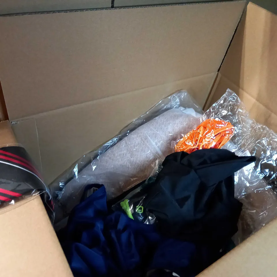 LOT OF APPROX. 15 ASSORTED CLOTHING ACCESSORIES  IN VARYING SIZES/COLOURS/STYLES TO INCLUDE: HATS, BAGS, SOCKS