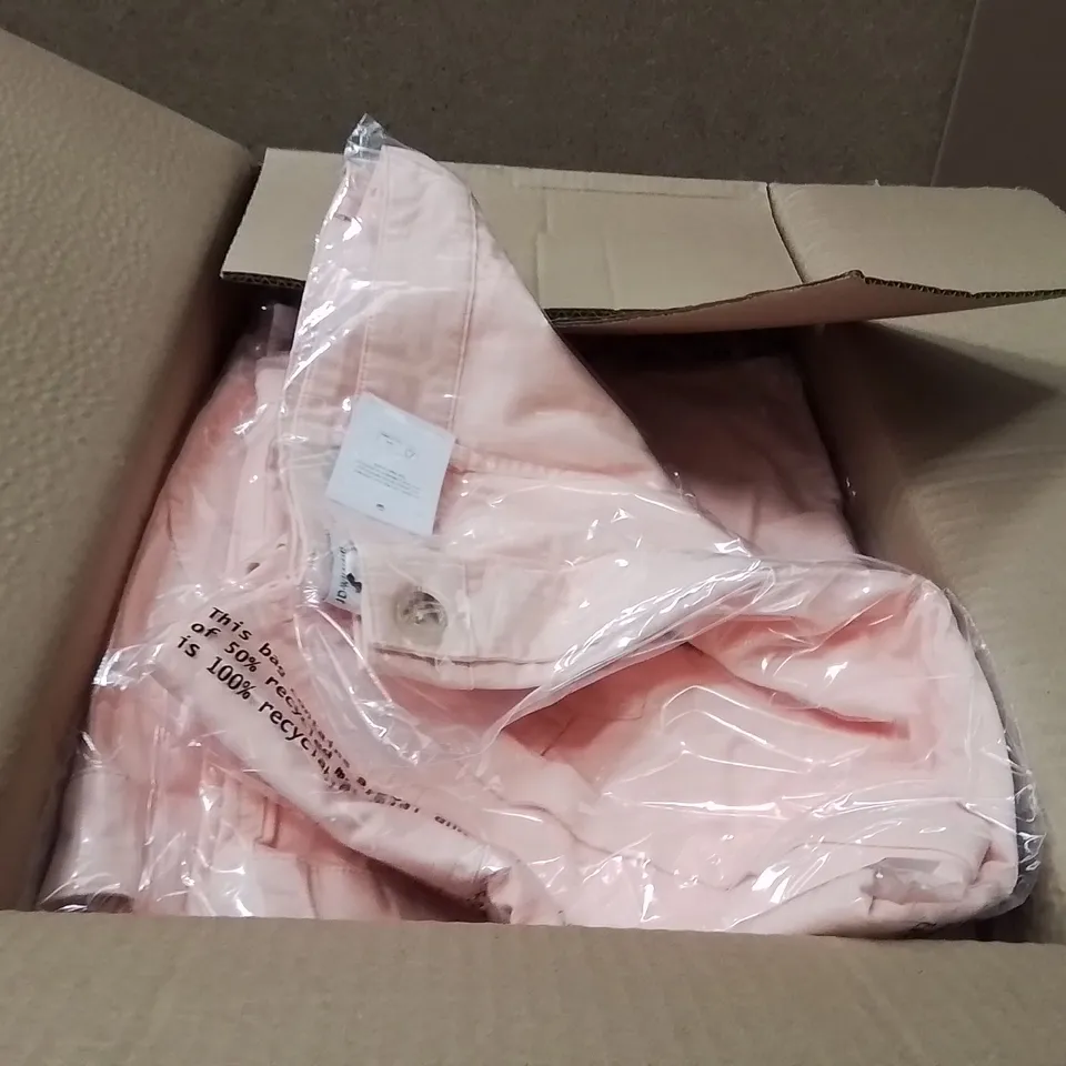 BOXED BRAND NEW APPROXIMATELY 36 JD CARGO SHORTS PEACH SIZE 20