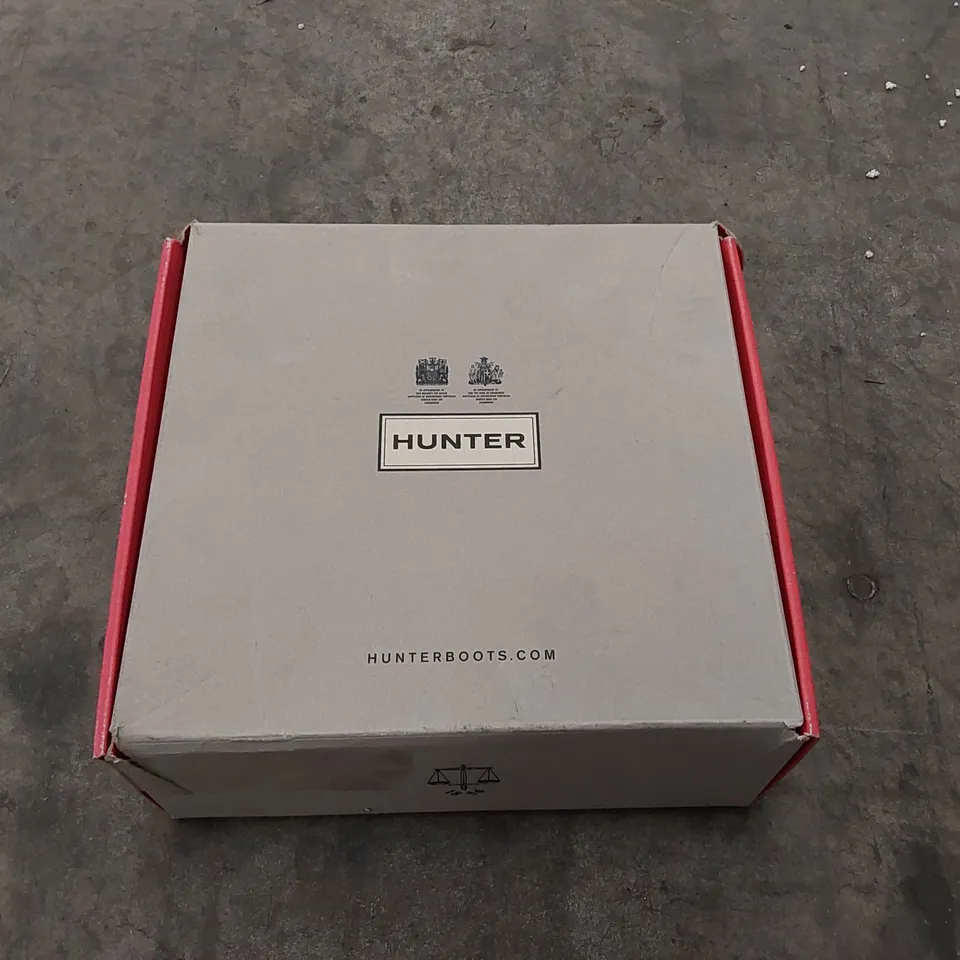 BOXED PAIR OF HUNTER BRAND CHILDREN'S WELLINGTON BOOTS KIDS SIZE 7 (1 BOX)