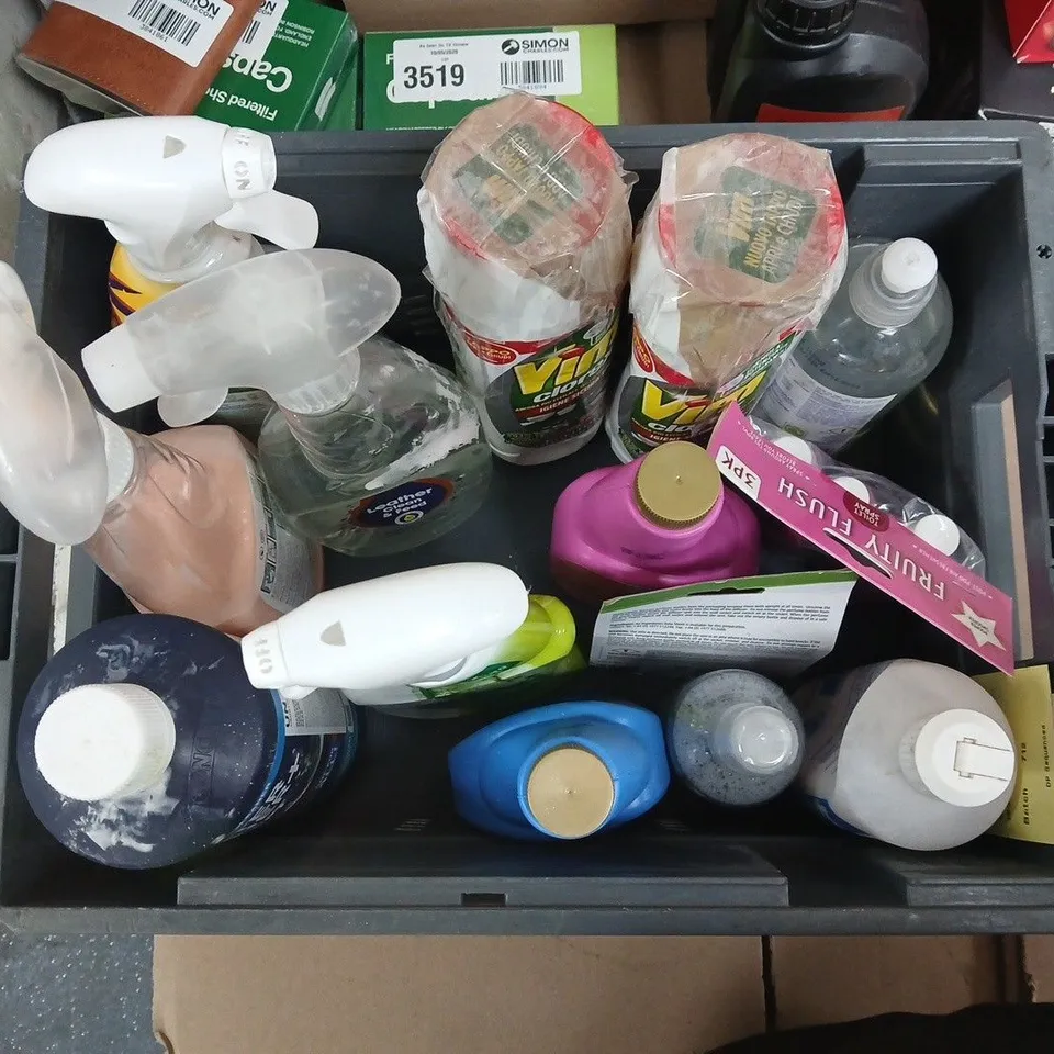 APPROXIMATELY 15 ASSORTED HOUSEHOLD PRODUCTS TO INCLUDE DETTOL MULTI PURPOSE CLEANER, FABULOSA PET URINE DESTROYER, MILTON BABY BOTTLE CLEANER ETC