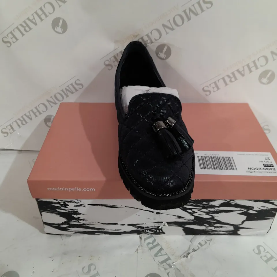 BOXED PAIR OF MODA IN PELLE EMMERSON NAVY BLUE SIZE 4