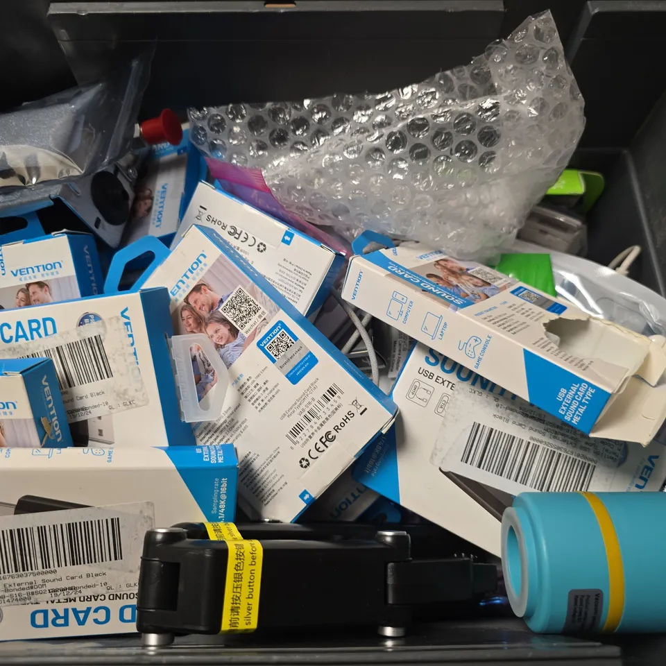 APPROXIMATELY 16 ASSORTED ELECTRICAL ITEMS TO INCLUDE SOUNDCARD, POWERBANKS, SCREEN PROTECTORS, ETC