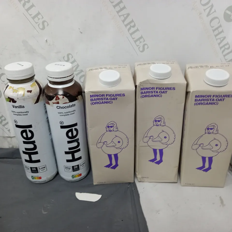 APPROXIMATELY 8 ASSORTED FOOD ITEMS TO INCLUDE - HUEL VANILLA, HUEL CHOCOLATE, AND MINOR FIGURES BARISTA ORGANIC OAT MILK ETC. 
