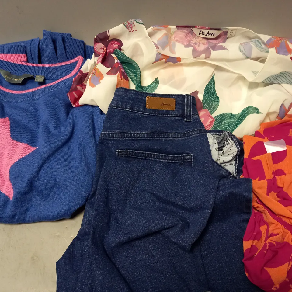 BOX OF APPROXIMATELY 10 ASSORTED CLOTHING ITEMS - JUMPER , JEANS , BLOUSE ETC
