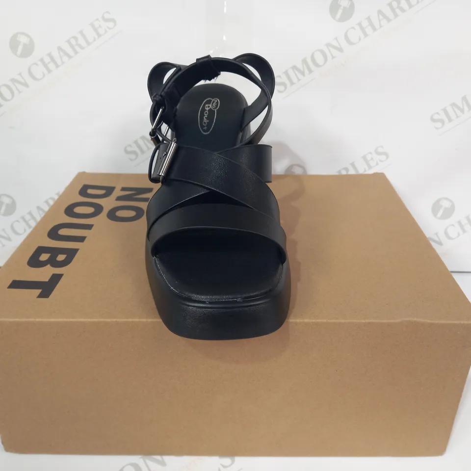 BOXED PAIR OF NO DOUBT OPEN TOE STRAPPY BLOCK HEEL SANDALS IN BLACK SIZE 7