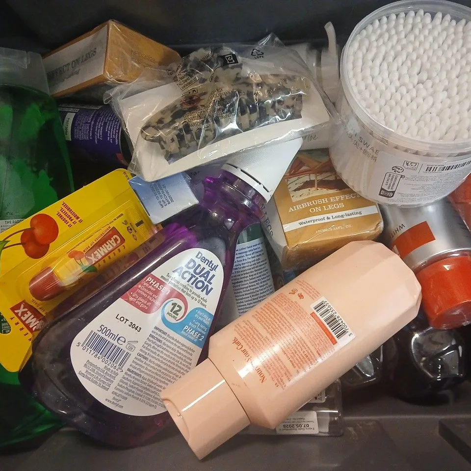 APPROXIMATELY 15 ASSORTED HEALTH & BEAUTY PRODUCTS TO INCLUDE DENTYL DUAL ACTION, RADOX SHOWER GEL, COTTON SWABS, ETC - COLLECTION ONLY