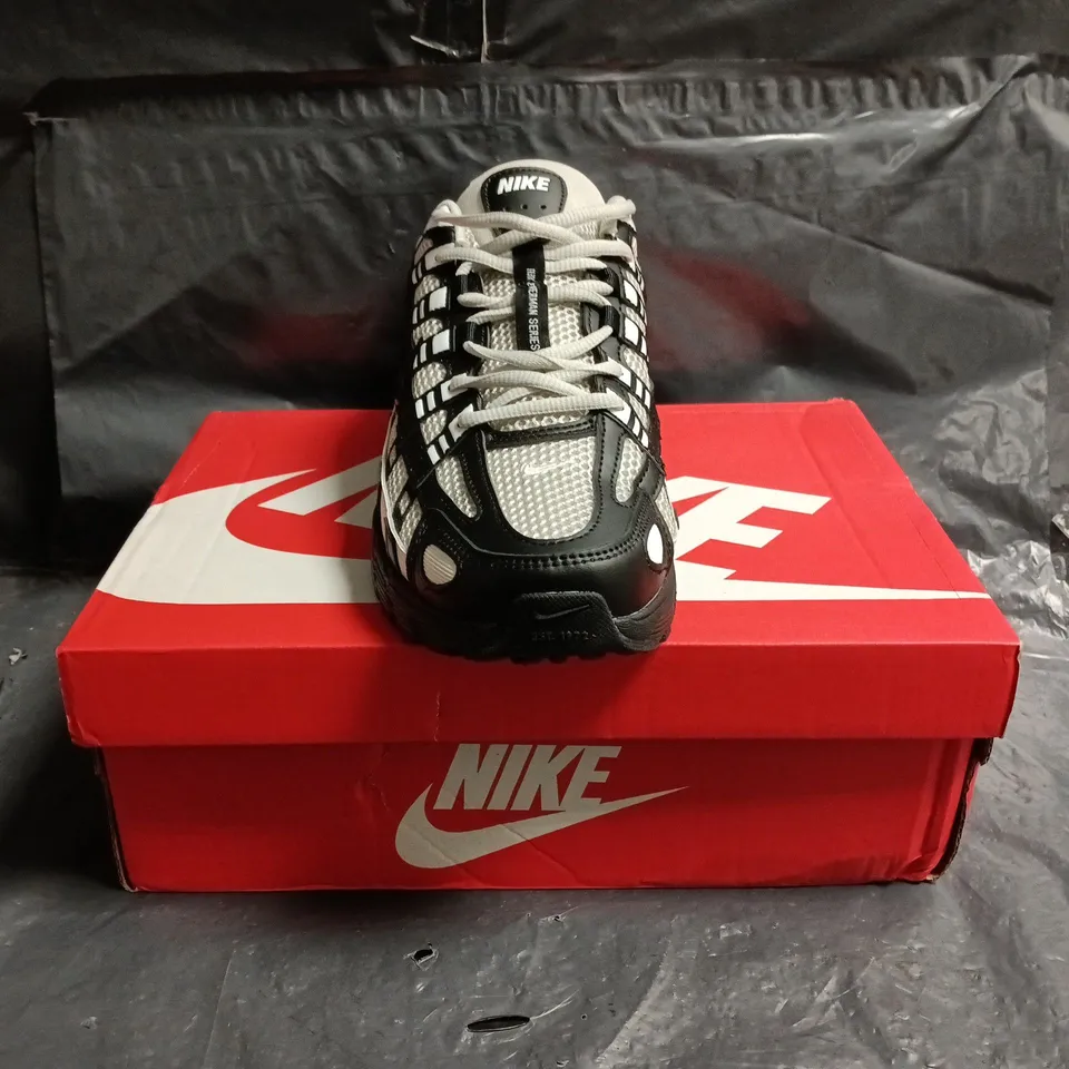 BOXED PAIR OF NIKE P-6000 TRAINERS IN BLACK/GREY SIZE UK 9
