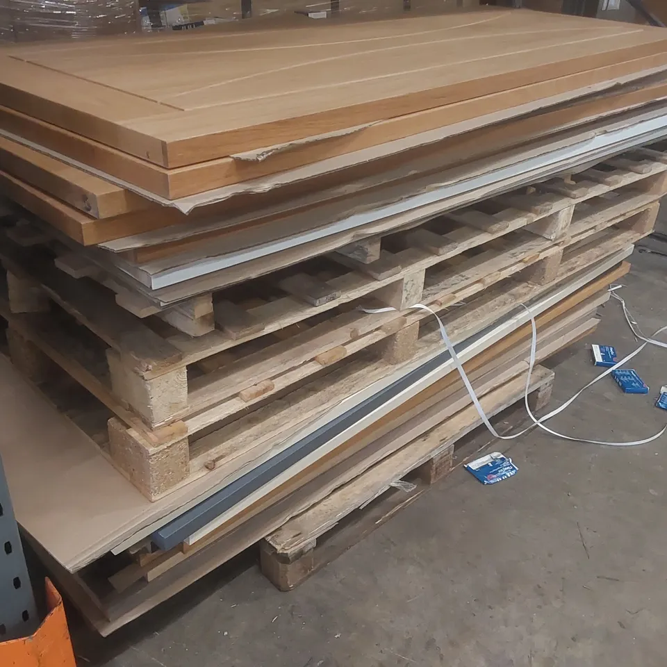 PALLET CONTAINING A LARGE QUANTITY OF ASSORTED DOORS