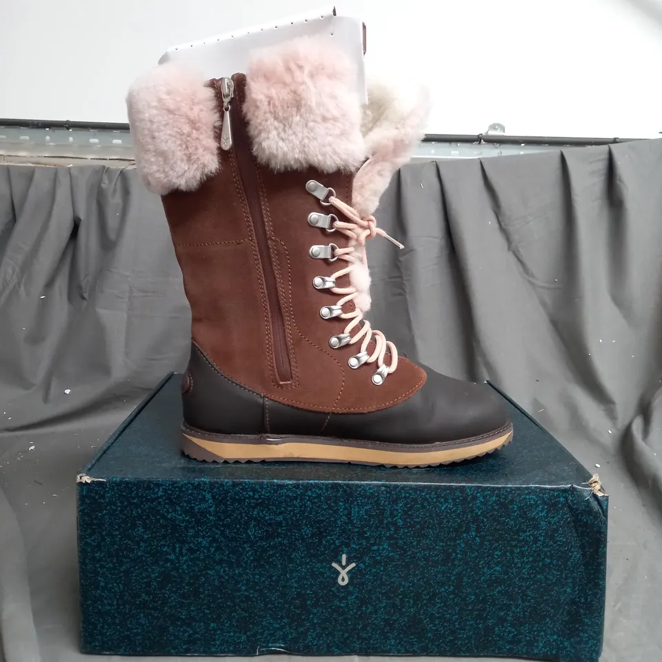 BOXED PAIR OF EMU ALL WEATHER ORICA HI WATERPROOF BOOTS IN OAK/ESPRESSO SIZE 6