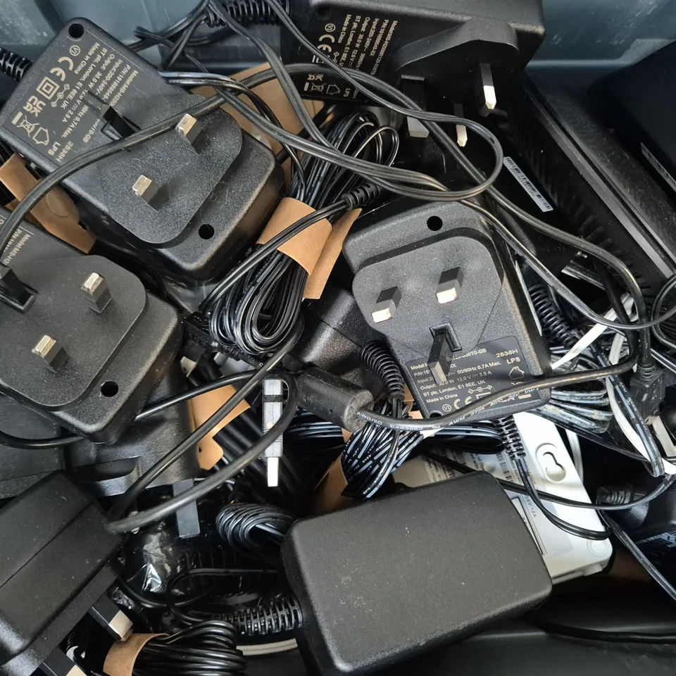 APPROXIMATELY 10 ASSORTED ELECTRICAL HOUSEHOLD ITEMS TO INCLUDE VARIOUS CABLES AND POWER ADAPTERS, W-FI- ROUTER, ETC
