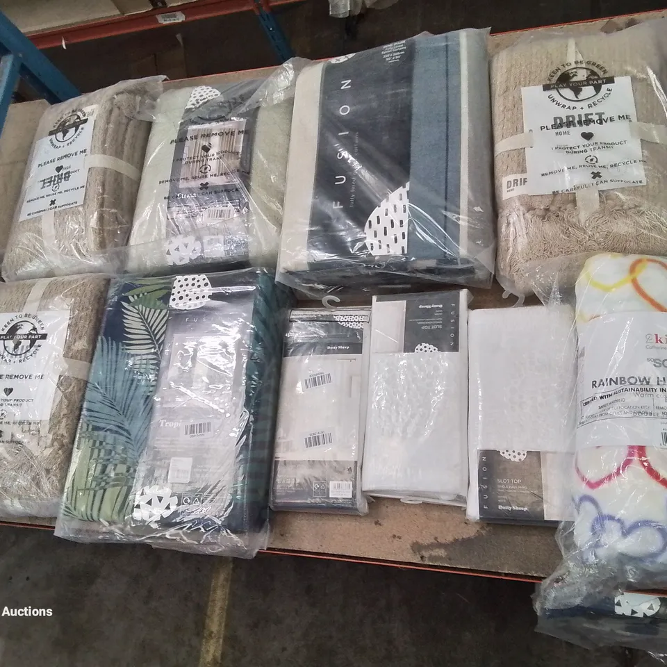 A SELECTION OF APPROXIMATELY 10X QUALITY DESIGNER CURTAINS AND THROWS (SIZES AND PATTERNS VARY)