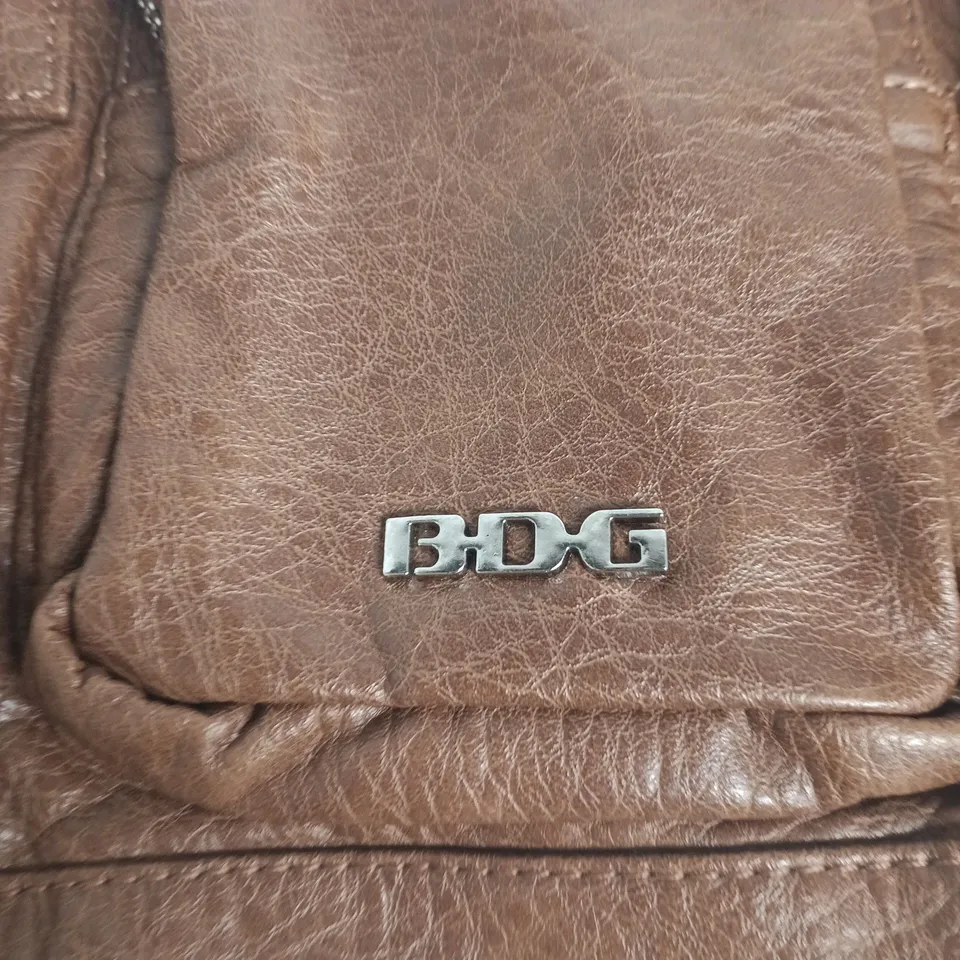 BDG BROWN LEATHER-STYLE SHOULDER BAG – FRONT LOGO