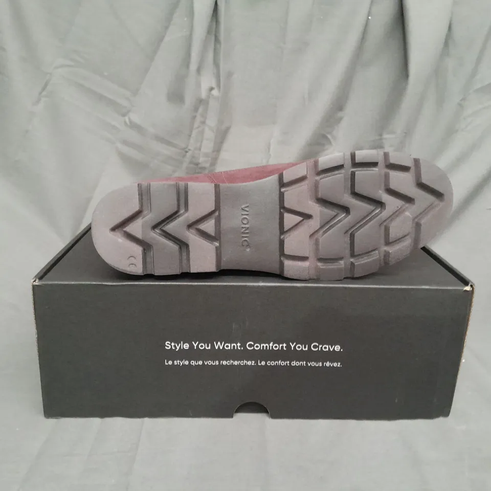 BOXED PAIR OF VIONIC CHARM ESTILLO BOOTS IN CHOCOLATE SIZE 8 