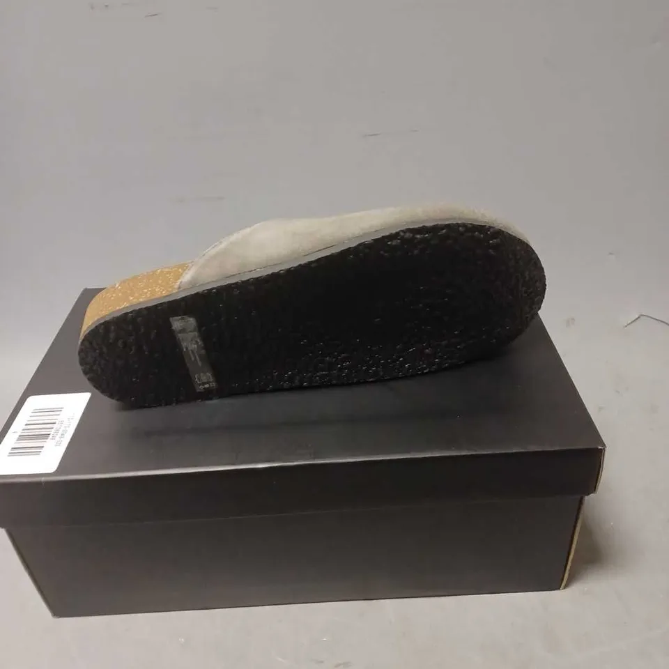 BOXED PAIR OF ABERCROMBIE & FITCH SLIP ON SHOES - 8