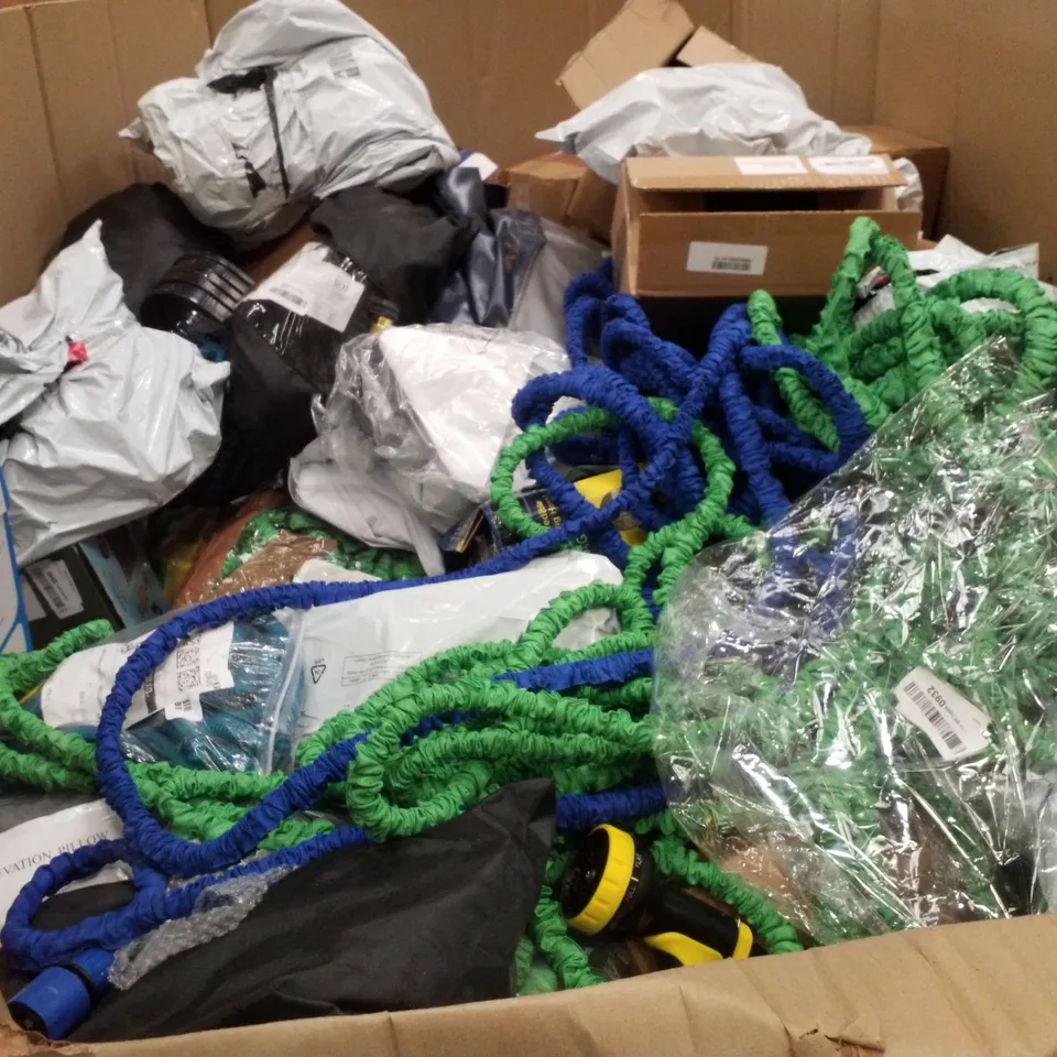 PALLET CONTAINING ASSORTED GARDEN HOSES & INFLATABLES 