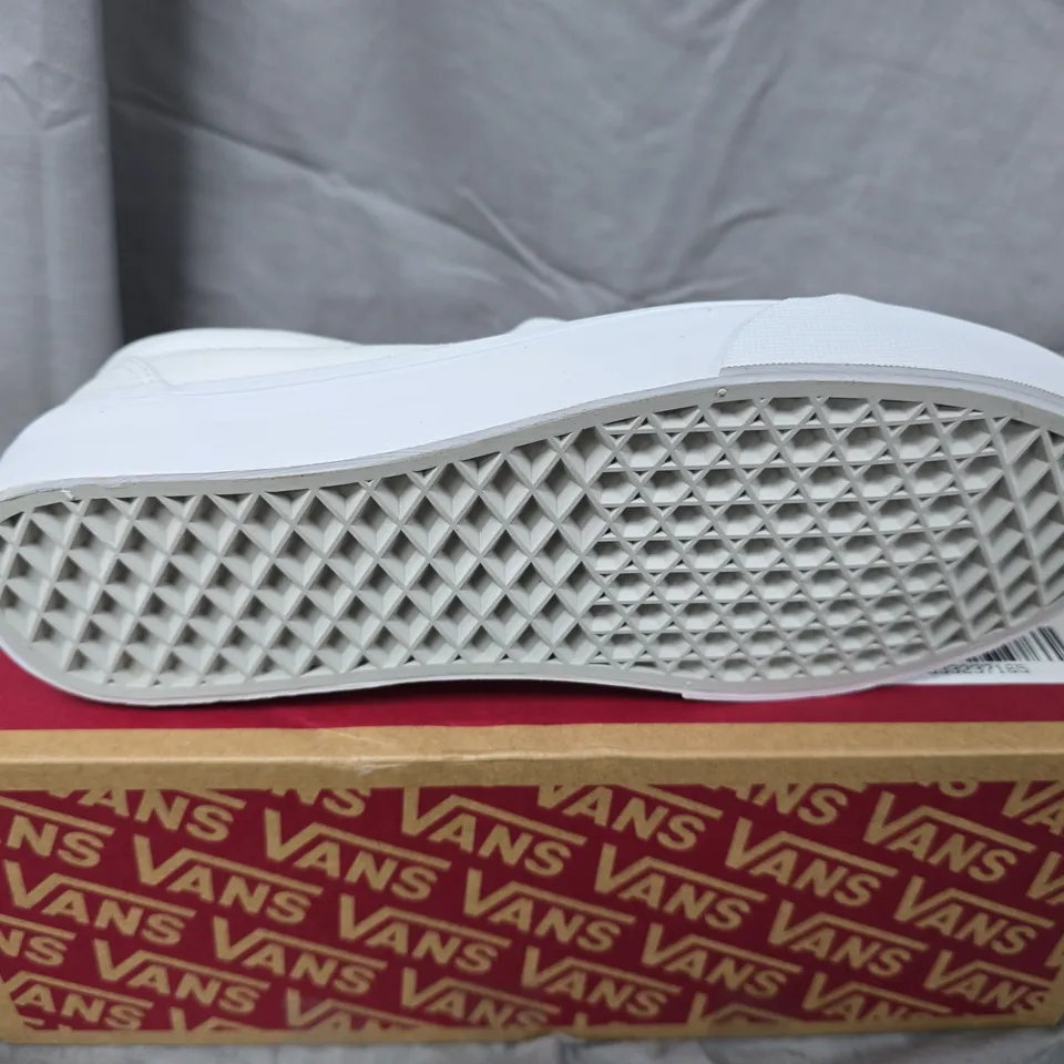 BOXED VANS OLD SKOOL WHITE SNEAKERS - TRUE WHITE, UK 6