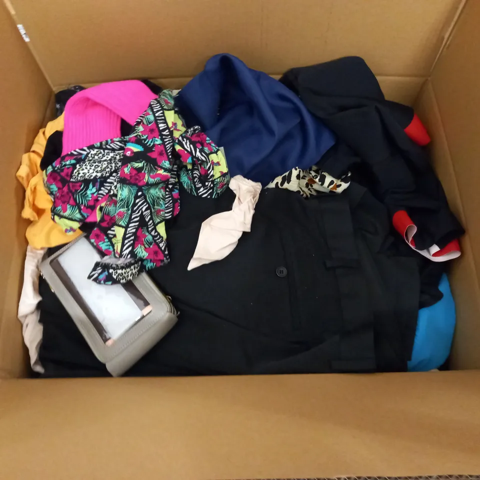 LARGE QUANTITY OF ASSORTED CLOTHING ITEMS TO INCLUDE PICKLE, H&M AND BODEN 