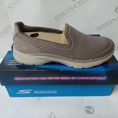 BOXED PAIR OF SKECHERS GO WALK 6 TRAINERS IN TAUPE UK SIZE 4