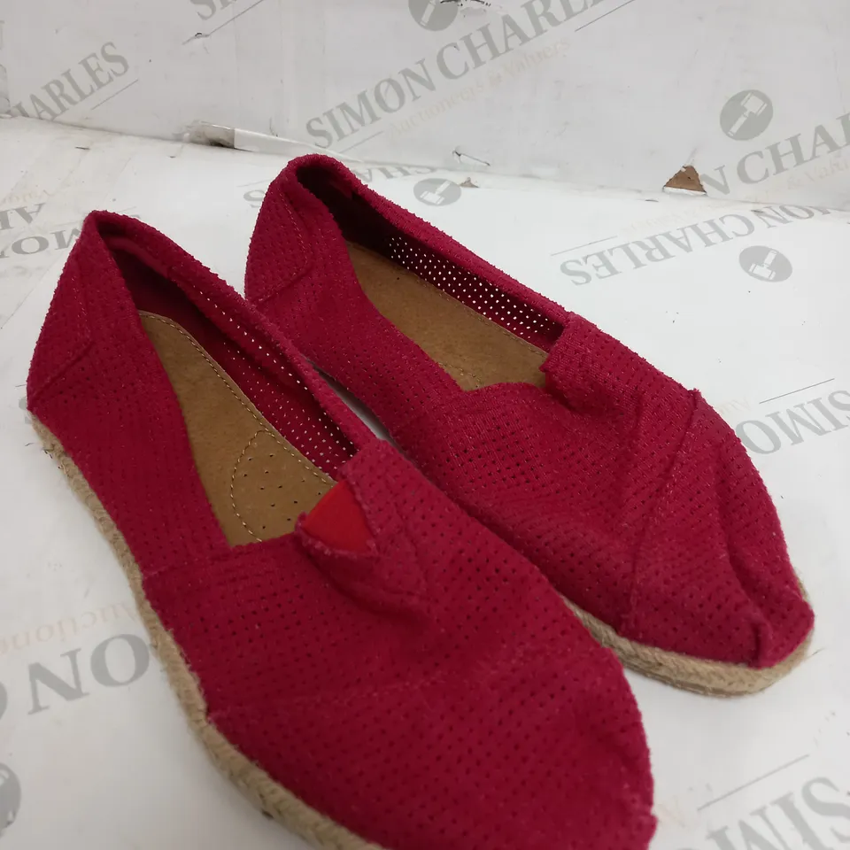 BOX OF APPROXIMATELY 7 PAIRS OF RED LOW FLAT SHOES 