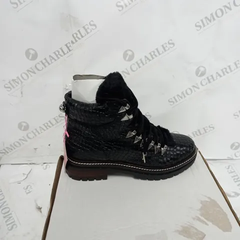 BOXED PAIR OF MODA IN PELLE HIKING BOOTS IN BLACK CROC UK SIZE 5