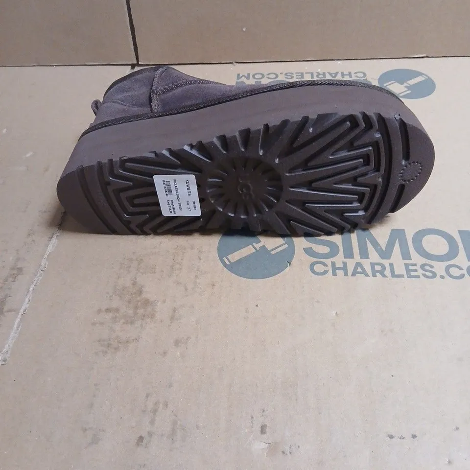 UGG WOMEN'S SUEDE BOOTS IN CANVAS BAG SIZE 37 BOXED