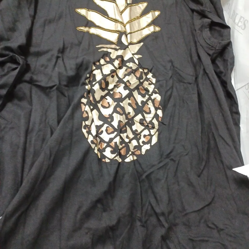 APPROXIMATELY 10 CLOTHING ITEMS INCLUDING: T SHIRTS AND JUMPSUITS (ALL IN DIFFERENT SIZES)