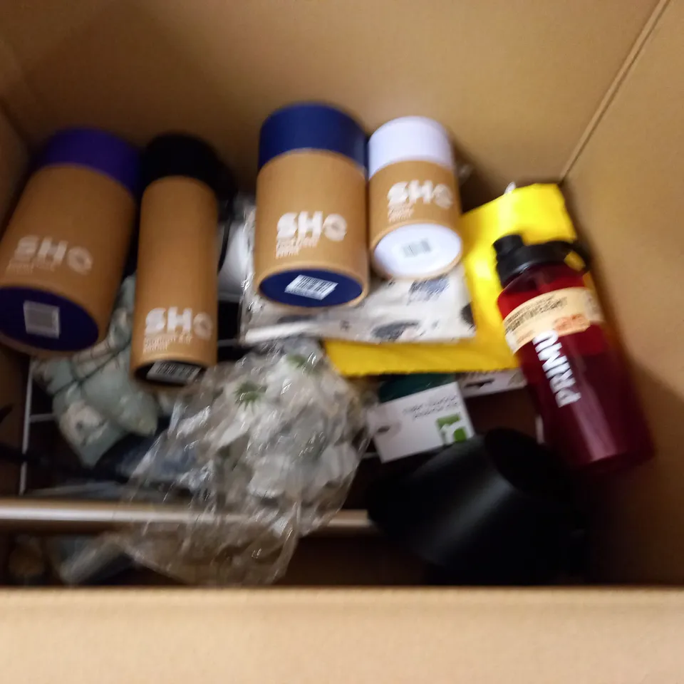 LOT OF ASSORTED HOUSEHOLD ITEMS TO INCLIDE VARIOUS SHO CONTAINERS, PRINTER CARTRIDGE AND CLOTHES AIRERS