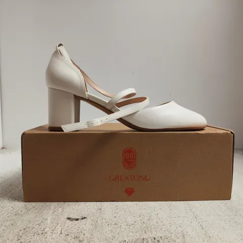 BOXED PAIR OF GREATONU CLOSED TOE BLOCK HEEL SANDALS IN WHITE SIZE EU 41